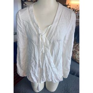 NWT $59 Promesa Diamond Jacquard Lace Trimmed Surplice Peasant White Top, Sz S